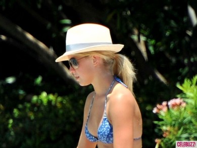panama-hat-look-Julianne-Hough-
